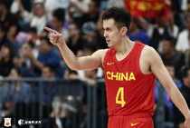 记者:中国男篮能够逆转取胜 贺希宁和赵继伟当记头功