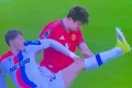 被抓现行！马奎尔未被踢中仍痛苦捂住头部，遭水晶宫球迷群嘲
