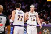 合砍60分！湖人赢球海报：封面为东契奇里弗斯击掌瞬间