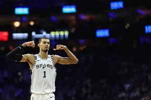 同届新秀！阿门篮下试图挑战文班 上篮被大帽扇飞