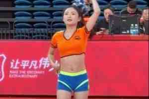 青春活力！媒体人晒女篮俱乐部杯啦啦队的舞蹈表演视频