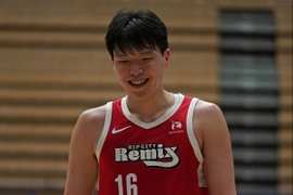 先声夺人！杨瀚森勾手命中后篮下再中 开场4分入账