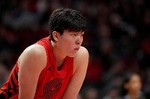 媒体人:杨瀚森的篮板保护更好了 也很少有那种莫名其妙的犯规了