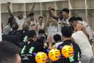 王岚嵚晒辽篮在更衣室的疯狂庆祝照：这是团队的力量 ??