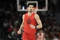 外线还没开和！阿夫迪亚半场9中3拿到12分4板5助 三分4中0