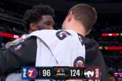 惺惺相惜！约基奇赛后和恩比德拥抱 相互搂着聊了一会