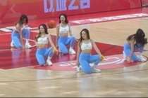 都是大长腿！媒体人分享广东男篮主场啦啦队的舞蹈表演视频