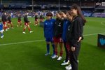 埃弗顿女足vs利物浦女足赛前，双方球员为5名日本女足国脚列队