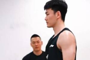 体能训练！青岛男篮状态拉满 今晚再战！