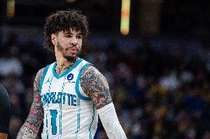 差劲！拉梅洛·鲍尔半场9投仅2中拿到7分出现4失误 三分7中1