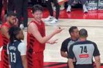 杨瀚森被裁判肯尼迪拉起后 无奈对里斯摇头摊手&全程保持笑脸
