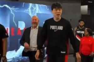 在说啥？被DNP后杨瀚森和球队总经理克罗宁拥抱热聊