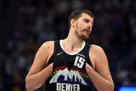 赛季至今约基奇两双三双场均篮板场均助攻四项数据均为联盟第一！