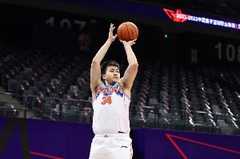 就你打得好！艾孜麦提半场7中4拿到12分4前场板 全队唯一上双