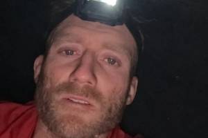 恐怖片开场?许尔勒晒洞穴探险照:凝视深渊找到了怪物,它美极了
