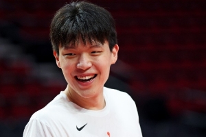 解说:杨瀚森见识到了NBA的残酷 希望他能体验一下季后赛的感觉