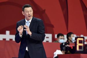 解说:相信对李楠来说是相当难熬无奈的三年 今天欢迎他回归
