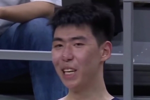 憋笑水平有待提高~广州赢球徐昕场下笑得合不拢嘴 杜锋面沉如水