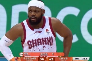 不冷静！奈特被吹防守犯规后抱怨被追加技犯 青岛3罚2中