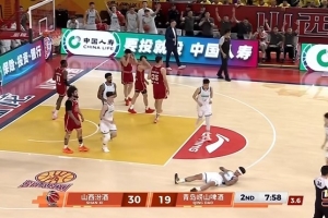 辕门射戟！基诺内斯金蝉脱壳摆脱2人防守 抢投三分打成3+1