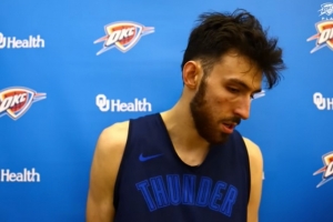 你从小是勒布朗派还是科比派的？霍姆格伦：我是一个篮球派?