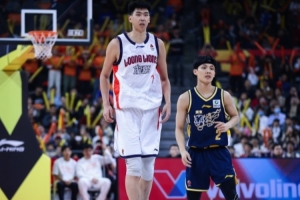 媒体人:徐昕在篮下终结&进攻选择还是差点意思 需要继续训练加强