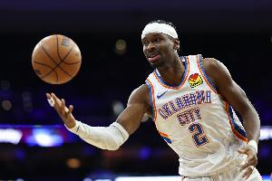 拉拉维亚谈防守SGA:必须上身体对抗 裁判要吹犯规那也只能接受