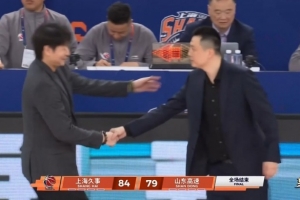 战术怎么布置的？山东落后5分 最后一攻发给内线郭凯中投还失手