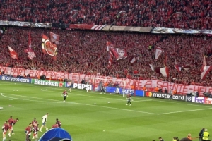 巴黎曾打出拿破仑TIFO!拜仁球迷本场回应:送你们去他的流放海岛