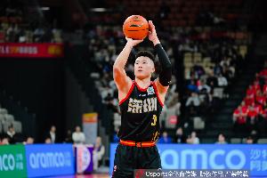 媒体人:贺希宁现在已经是一支球队的领袖 他在场上积极呼应队友