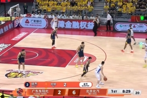 哨子很紧！徐杰首节1分钟内吃到2次犯规 陈盈骏随后也吃到2犯