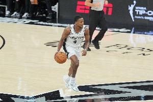 福克斯:我们在见证文班亚马的伟大 他从不抱怨且表现出色