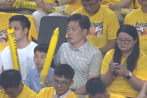 心系老东家！广东生死战面对北京 功勋老帅李春江现场助威
