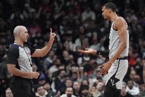 张佳玮:文班是被针对到上头了 内线巨无霸都得过气性这一关
