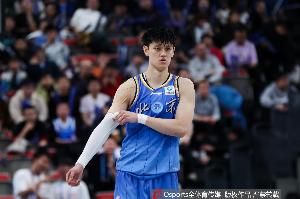 媒体人:京粤两队都已杀红眼了 就看谁的防守+快攻+乱战打得更好