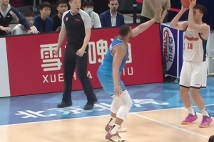 高炮台发威！杜润旺底角三分轰进 广东领先10分打停北京