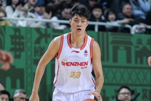 记者:王浩然的头部缝了3针 史密斯接受了核磁共振检查