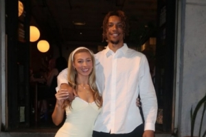心都碎了!克拉克未婚妻发文悼念:请在天上继续守护我 我需要你