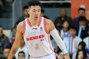 媒体人:贺希宁破包夹不力非能力问题而是经验问题 他长期打3号位