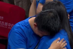?难受啊！在主场被淘汰 看台上的北京球迷伤心欲绝泪流满面