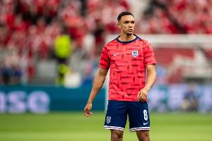 希勒:即使不把阿诺德作为首发,图赫尔也该带他去踢世界杯