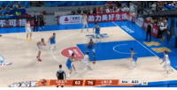 你要毁了北京啊！刘铮空位三分继续命中 上海末节领先到17分！