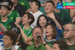 现场观战中超?林梦鸽现身北京工人体育场看台