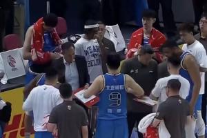 许利民还是李楠？北京男篮双战术板场面引发热议：到底该听谁的？