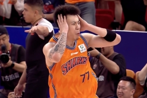 自己都抱头难以置信！张镇麟蓄力起飞 隔着卡尔顿单臂炸裂补扣！