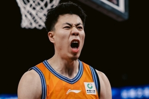 媒体人:足以载入史册的极致小外对飚 张镇麟对上海防守至关重要