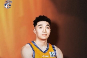 以无畏姿态继续前进！祝上海男篮小将吴泽昊24岁生日快乐?