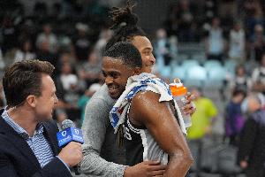 Amick:马刺暂未讨论过交易福克斯 但他的2.3亿合同迟早要解决