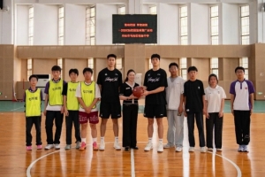 公益行 | 篮动校园 梦想启航!肯帝亚男篮走进马相伯初级中学