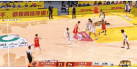 无敌！小巴里·布朗一突五空中换手拉杆上篮2+1！美女球迷鼓掌！